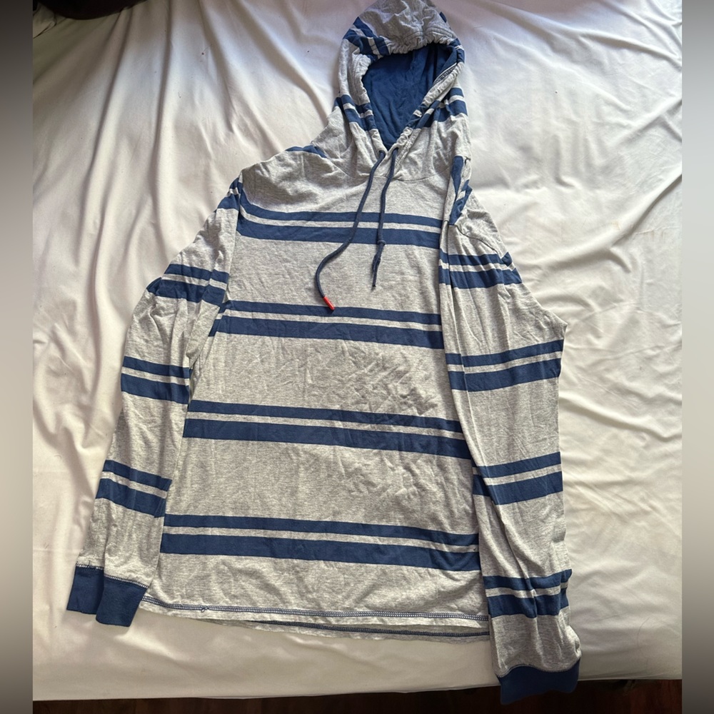 Light weight hoodie shirt thing